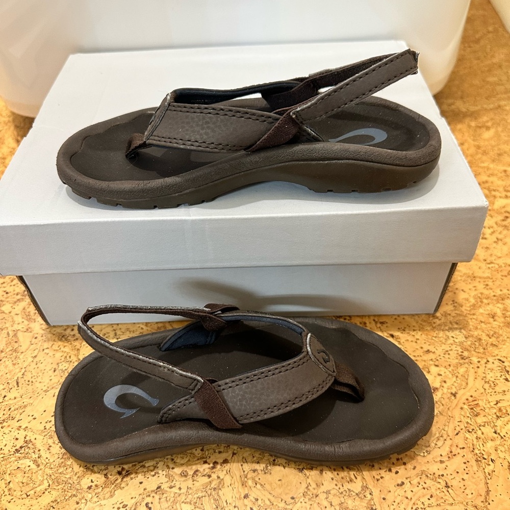 Boys Olukai Brown Flip Flop Sandals size 8/9